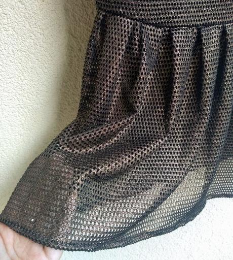 Zlaté šaty s volánom, s