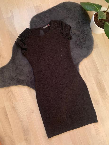 Čierne kratke spoločenske obtiahnuté šaty, s