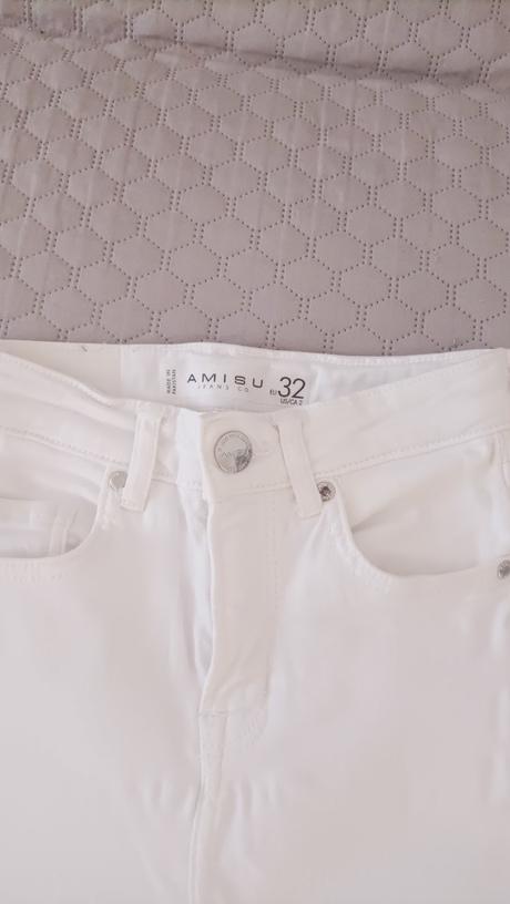 Biele trhane rifle, sinsay,32