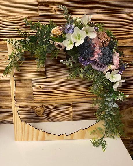 Drevený otočný kvetinovy aranzman na dvere,