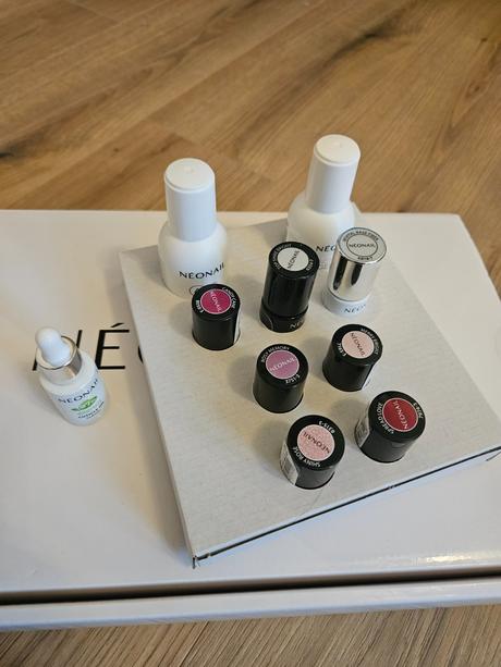 Neonal sada gél lak adorable, 