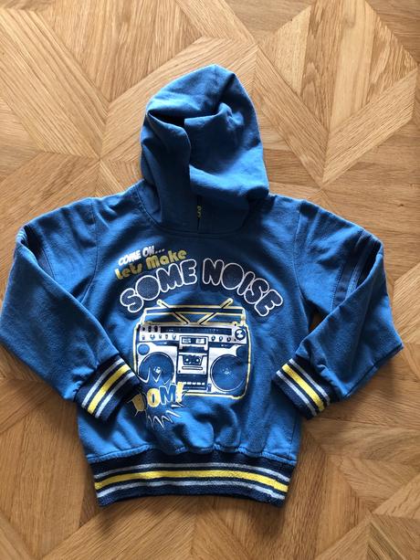 Mikinka s kapucňou, 98