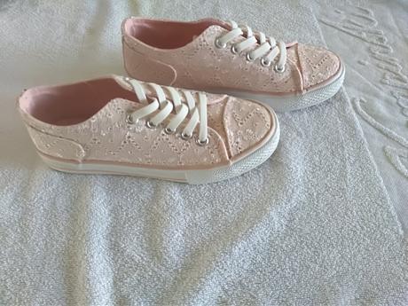 Dievcenske topanky, 33