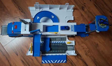 Policajné auto - garáž, 