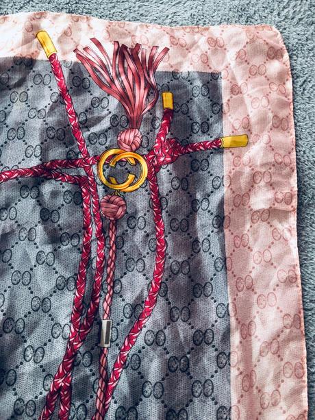 Ruzovoseda satka na krk, 