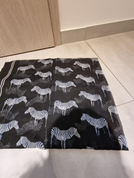 Čierna šatka so zebrami, 