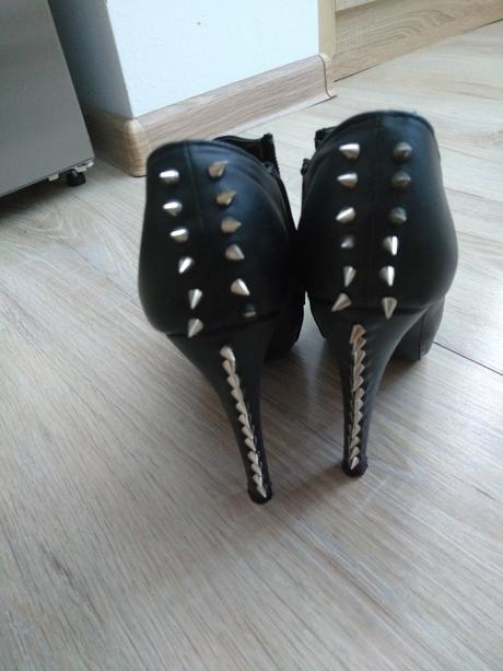 Kotnicky s ostanami, 37