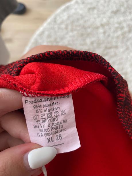 Červené žíhané šaty, 38