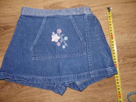 Balík rifľových sukničiek a šatočky, 92