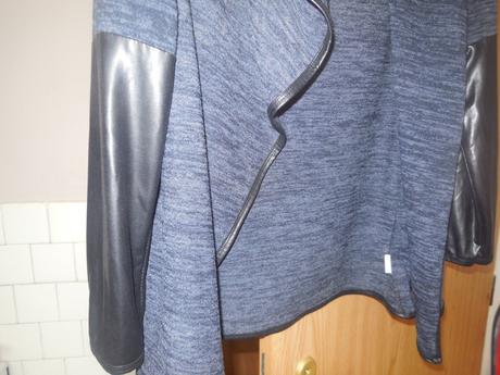 Kardigan s kožennými rukávmi, s