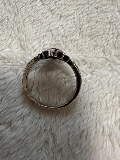 Strieborný prsteň lotos s kamienkom, 