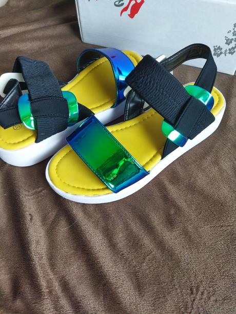 Holografické sandálky, 37