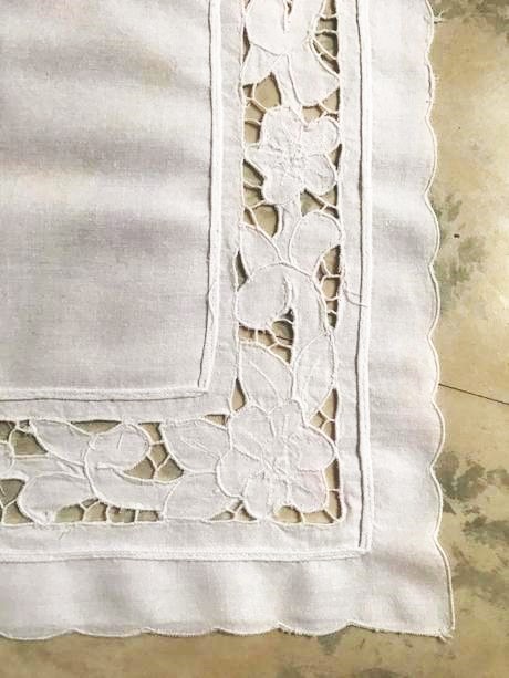 Batistový obrúsok - richelieu, 