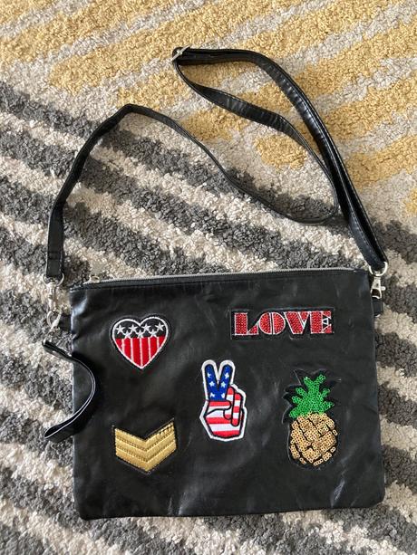 Kabelka s nášivkami,