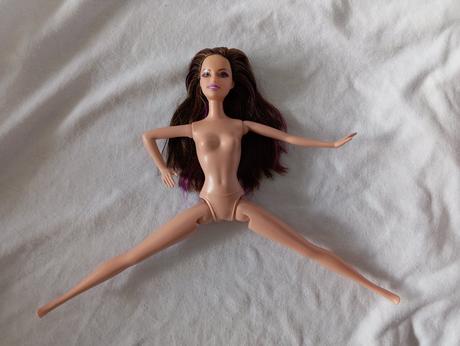 Barbie bruneta s fialovým melírom,