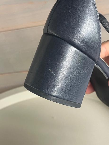 Tmavomodré kožené sandále marco tozzi s mašľou, 38