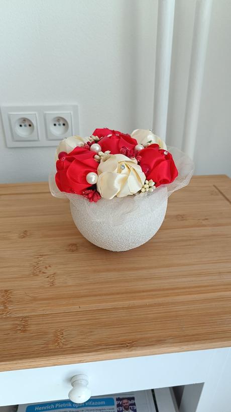 Dekorácia kvety vo vaze, 