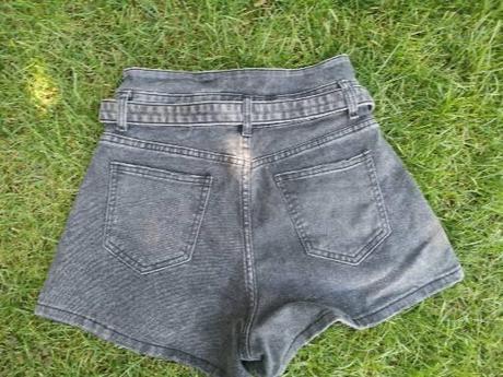 Shortky so zvýšeným pásom, s