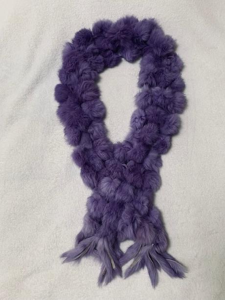 Krásny kožušinový šálik svetlofialovej farby,