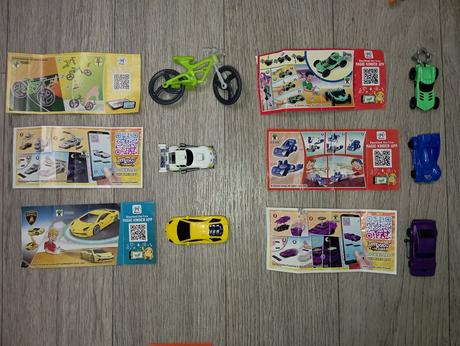 Autíčka a pohyblivé hračky kinder surprise 7,
