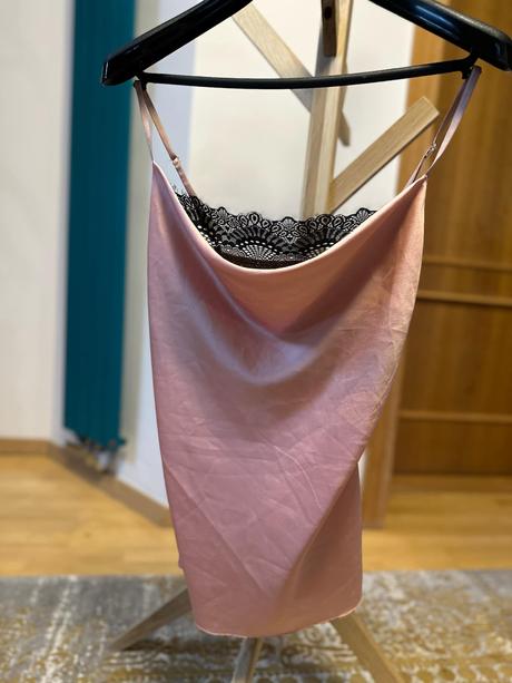 Saténové tielko s čiernou čipkou, m