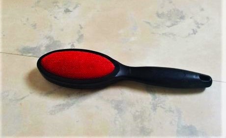 Obojstranná čistiaca kefa na odev a textil, 