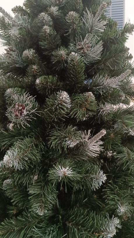 Umelý vianočný stromček so stojanom, 