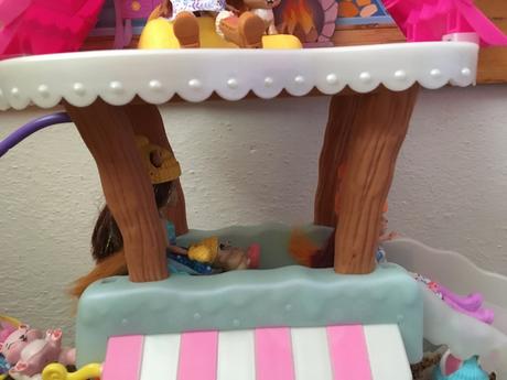 Zimný domček + 6x bábika a zvieratko enchantimals, 