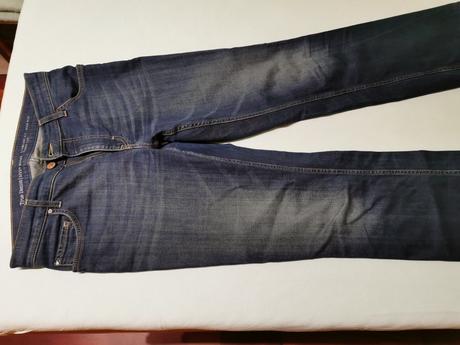 Tmavomodré rifle, mustang,40