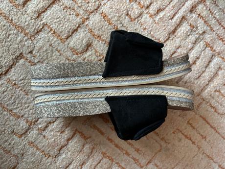 Šľapky z čiernou mašľou, 39