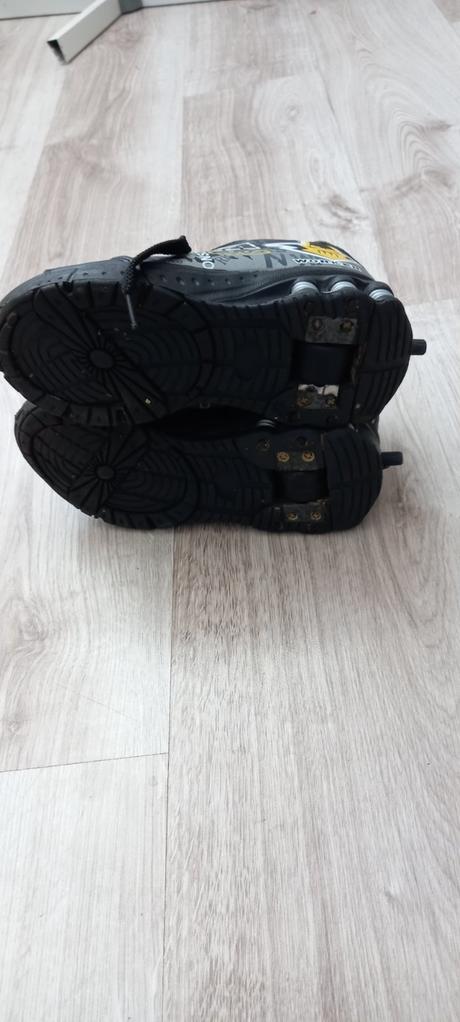 Topanky na kolieskach worker, 35