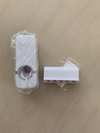 Davkovac pasty + drziak na zubne kefky,