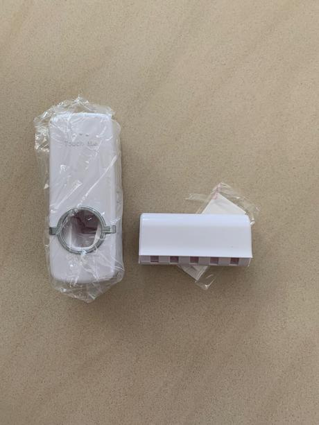 Davkovac pasty + drziak na zubne kefky,