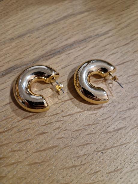 Výrazné dámske náušnice,