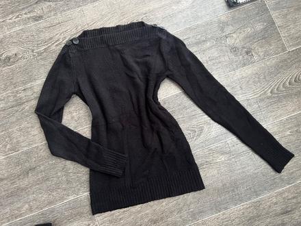 Čierny pulóver, s