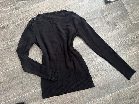 Čierny pulóver, s