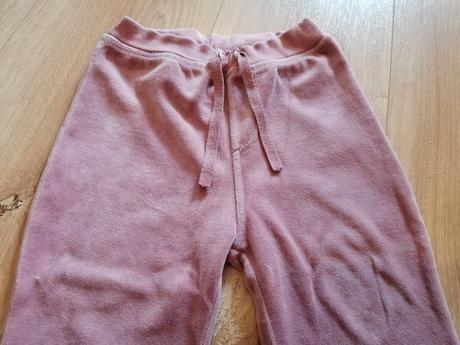 Ružové zamatové tepláky, 86