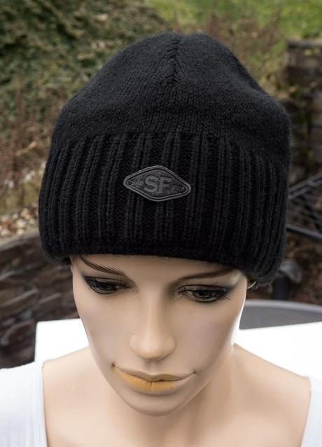 Čierna zateplená čiapka,