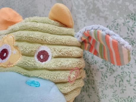 Farebný hrkajúci býček ark toys premier car, 37 cm, 