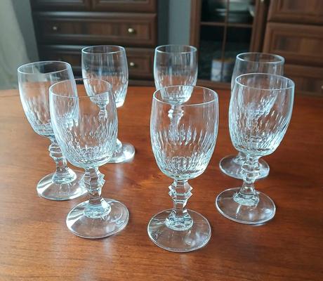 Krásne prepracované poháre na stopke, 