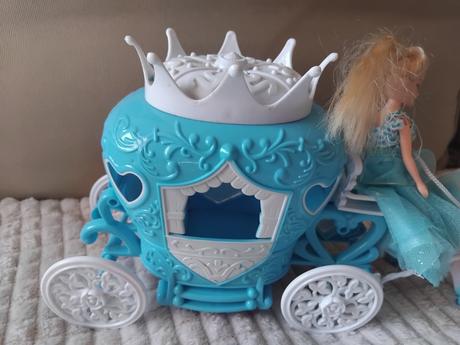 Kôň s kočom a bábikou, 