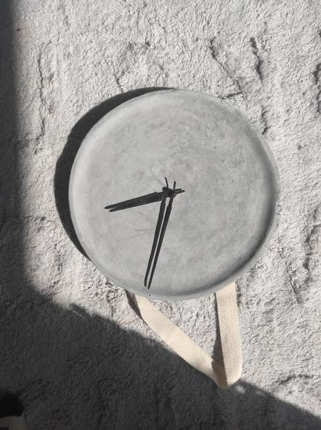 Betónové hodiny na stenu, 