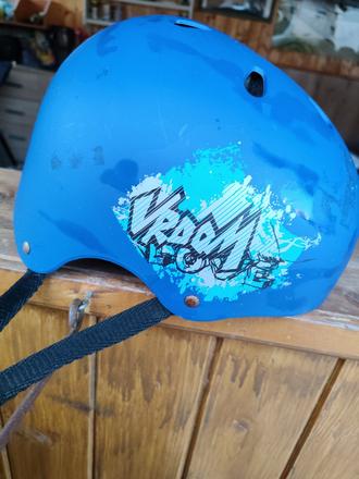Moderna prilba na skate,kolobezku, s