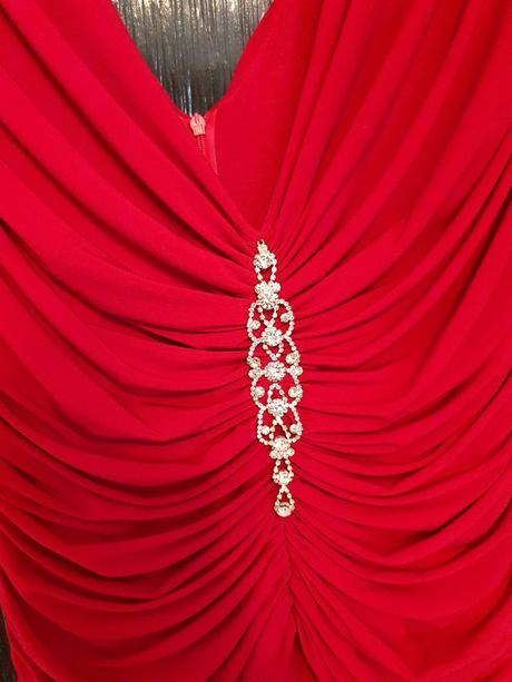 Riasené cyklámenové spoločenské šaty, 44