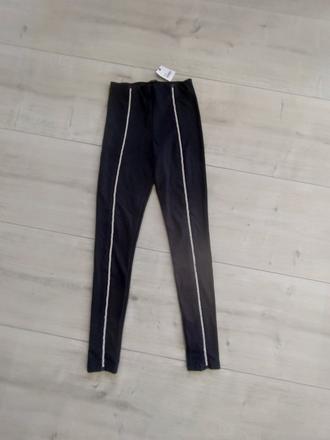 Čierne legíny, tezenis,s