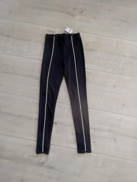 Čierne legíny, tezenis,s