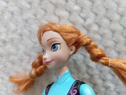 Barbie mattel anna na korčuliach, 