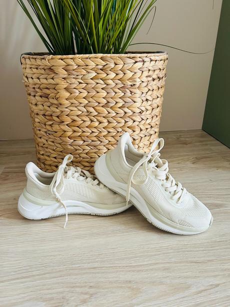Perfektné tenisky značky oysho, pc 56 eur, 38