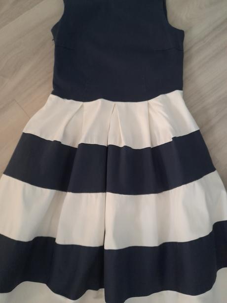 Páskované šaty, m