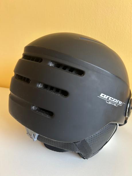 Lyžiarska prilba so štítom, l